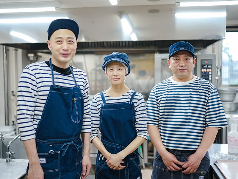 チームで支え合うスタッフたち